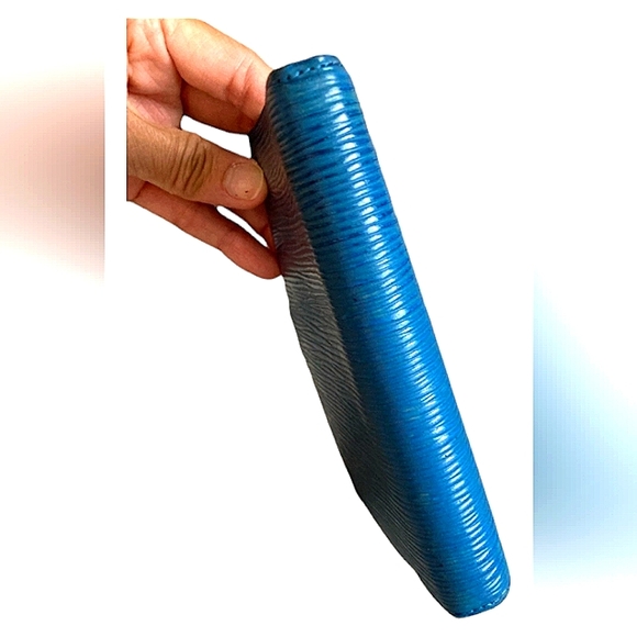 LOUIS VUITTON AUTHENTIC EPI LEATHER AGENDA / PASSPORT/CREDITCARD HOLDER / UNISEX - Picture 5 of 11